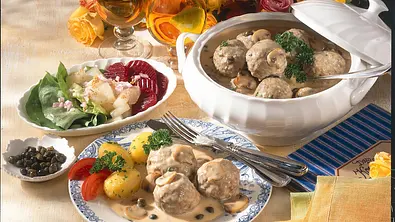 Königsberger Klopse mit Kapern-Champignon-Soße Rezept - Foto: LECKER @ Bauer Media Group