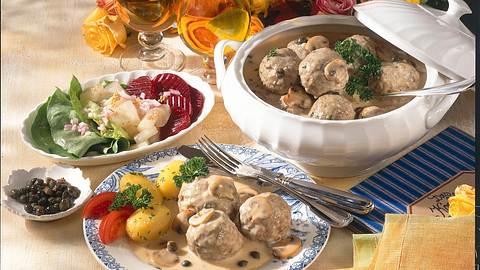 Königsberger Klopse mit Kapern-Champignon-Soße Rezept - Foto: House of Food / Bauer Food Experts KG