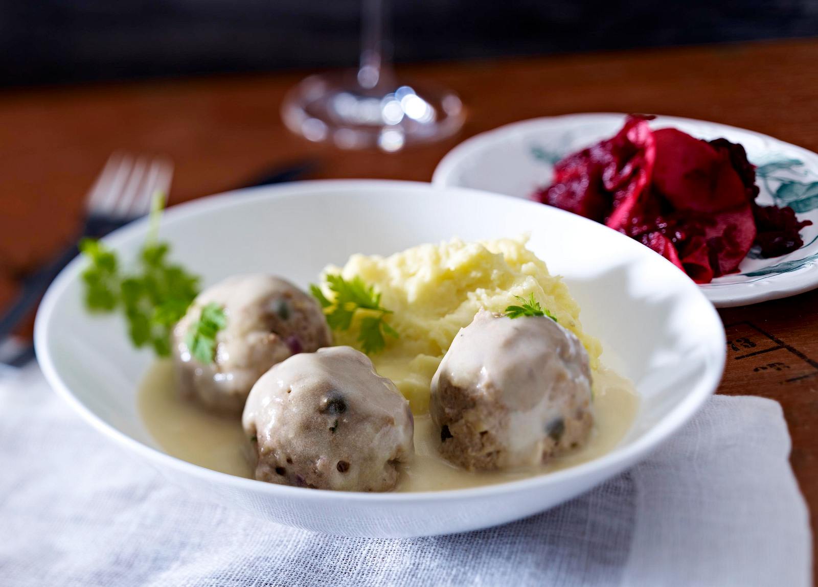 Königsberger Klopse mit Kartoffelpüree &amp; Apfel-Rote-Bete-Salat Rezept ...