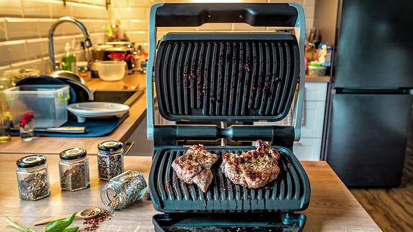 Kontaktgrill mit Wechselplatten im Vergleich: Das sind die Top Elektrogrills - Foto: iStock/ vovashevchuk