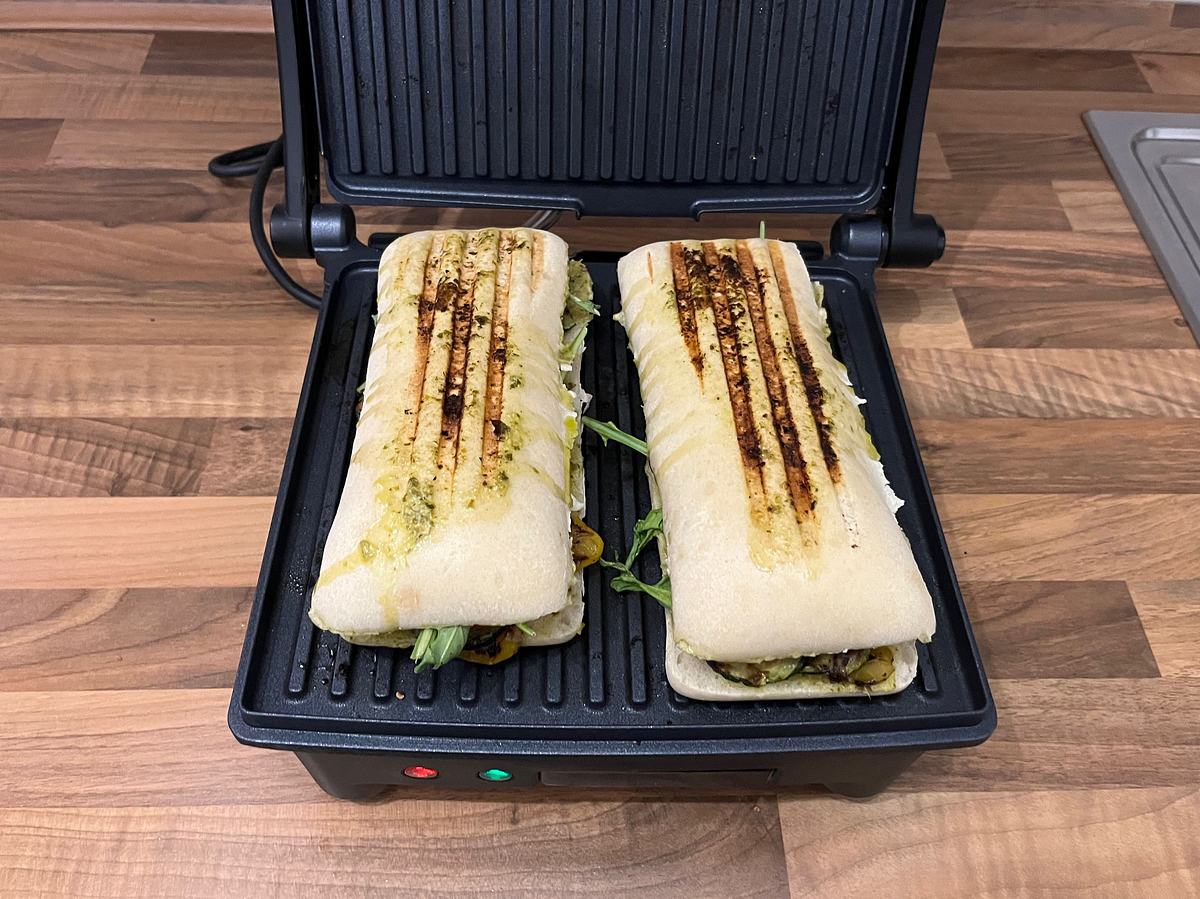 Zwei dick belegte Panini liegen auf der Grillfläche des Russell-Hobbs-Kontaktgrills