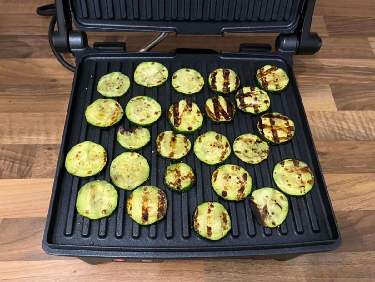 Die Zucchinischeiben werden auf dem Russell Hobbs Cook@Home 3-in-1 Kontaktgrill nicht gleichmäßig braun.