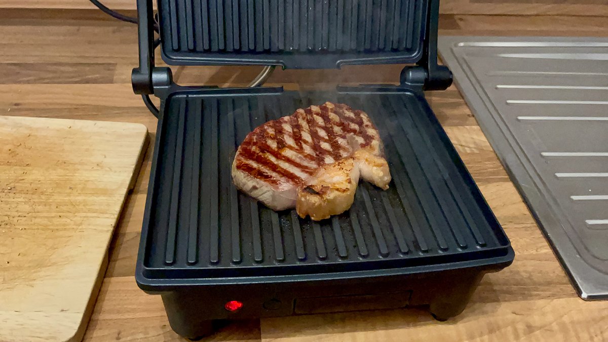 Auch Fleisch kann ich auf dem kleinen Kontaktgrill von Russell Hobbs grillen.