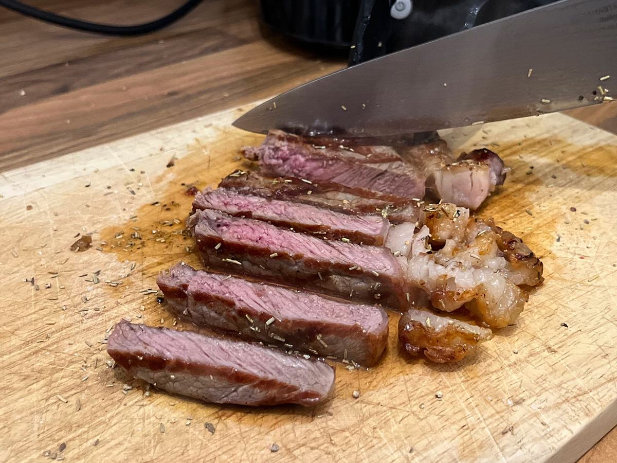 Das aufgeschnittene Steak aus dem Severin Kontaktgrill Sevini Pro KG 2395 ist innen genauso gegart, wie es der Kontaktgrill berechnet hat.