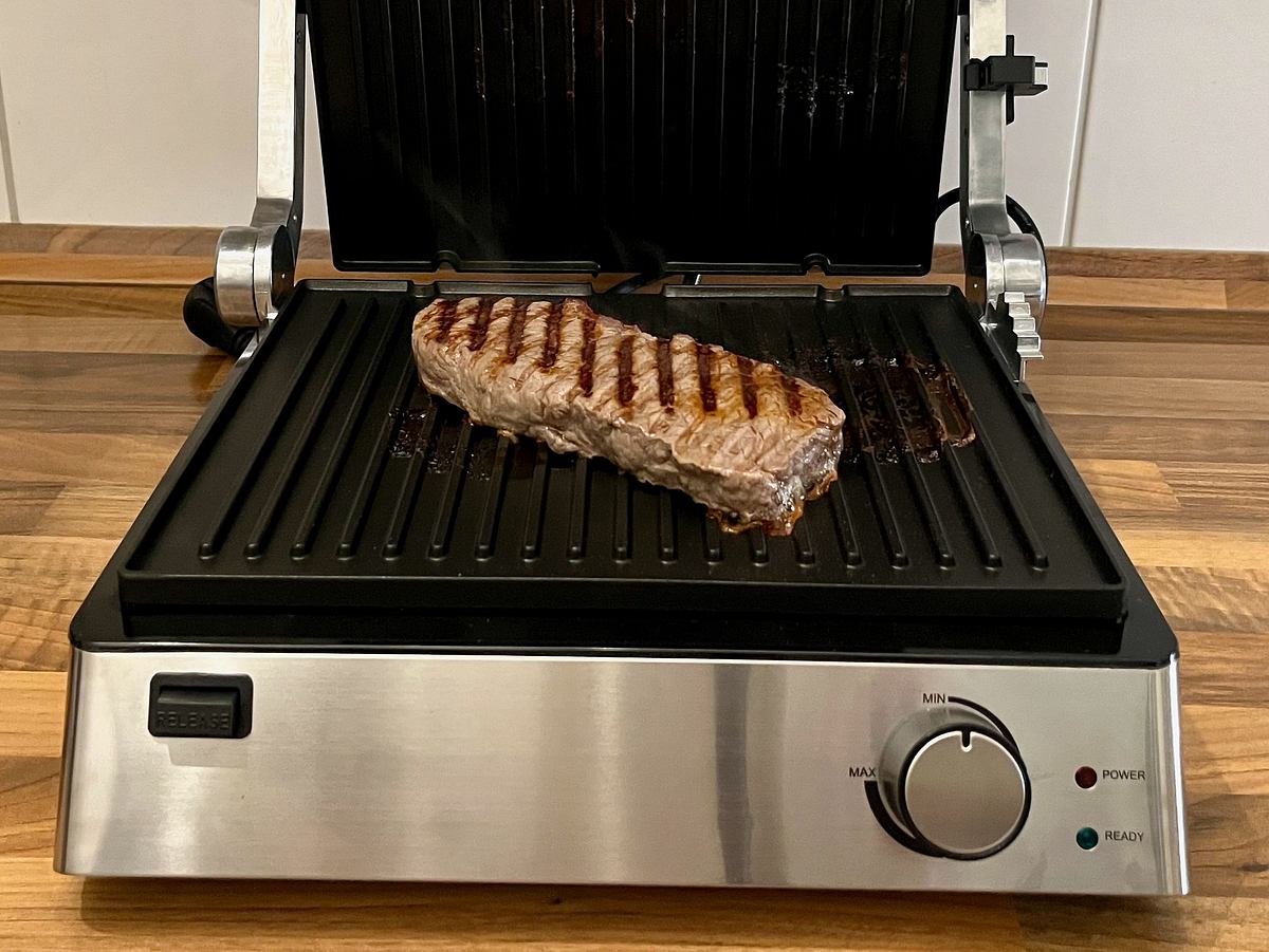 Ein Steak gegrillt auf dem Silvercrest Kitchen Tools 3-in-1 