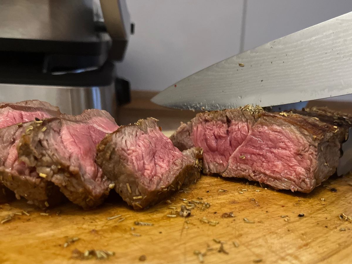 Steak, das auf dem Tefal OptiGrill 4-in-1 XL gegrillt wurde. Innen rosa und medium rare 