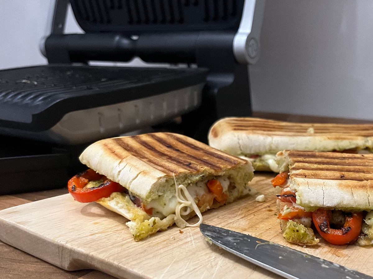 Kontaktgrill-Test: Zwei knusprig gegrillte Panini mit Grillgemüse frisch auf dem Tefal OptiGrill+ 