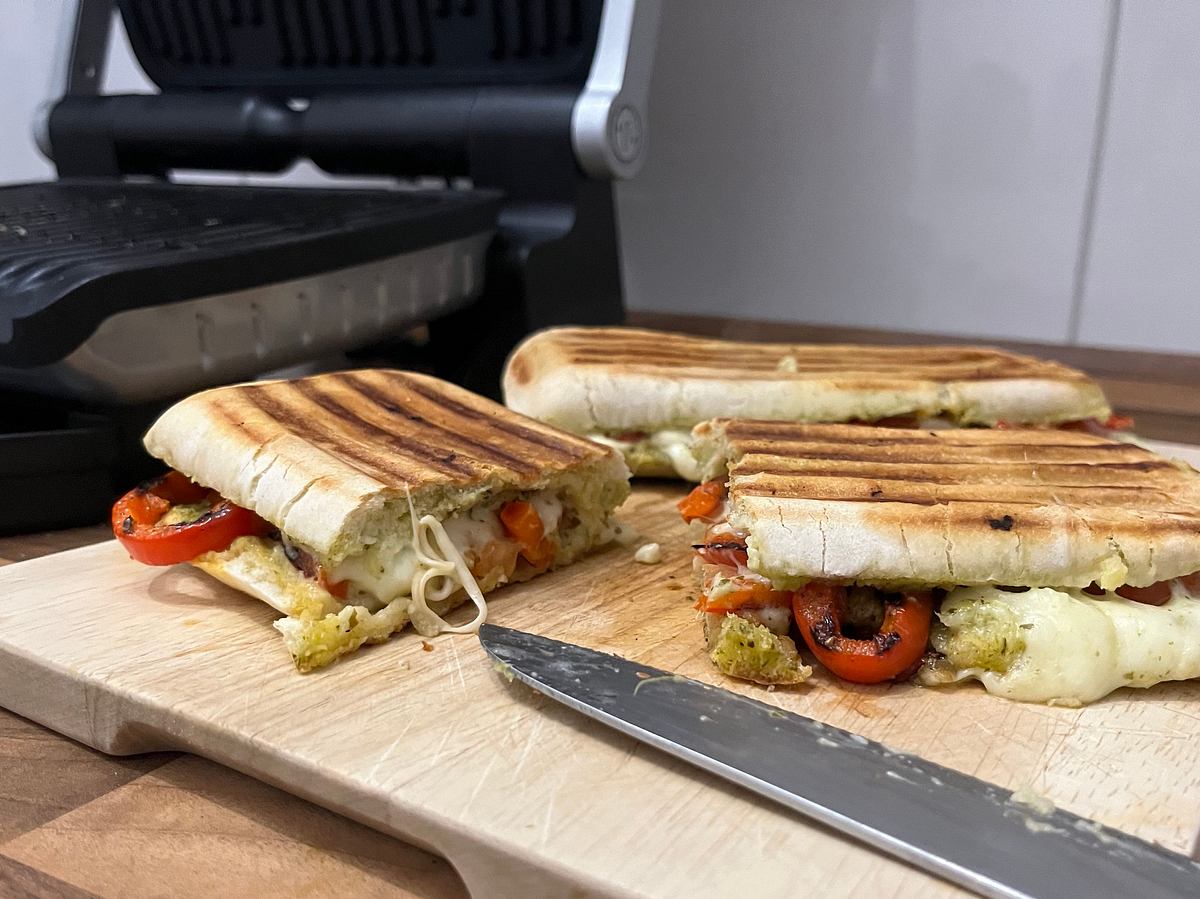 Kontaktgrill-Test: Zwei knusprig gegrillte Panini mit Grillgemüse frisch auf dem Tefal OptiGrill+ 