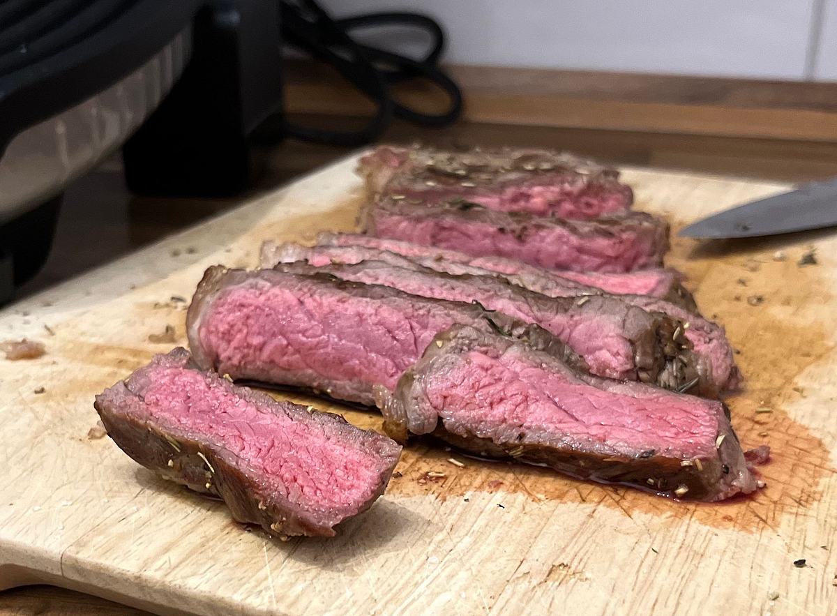 Mein Test-Steak grillt mit dem Tefal OptiGrill+. Aufgeschnitten innen medium rare. 