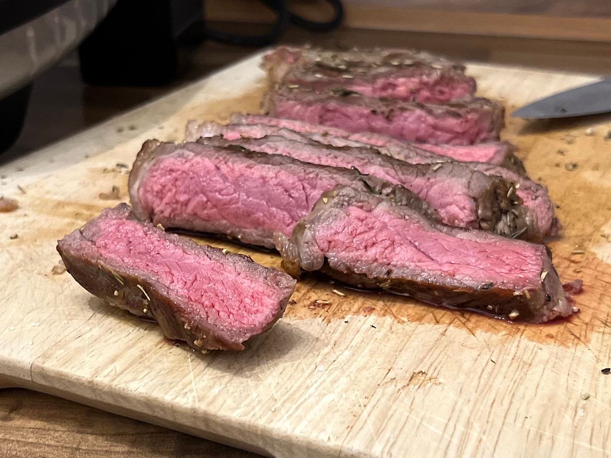 Mein Test-Steak grillt mit dem Tefal OptiGrill+. Aufgeschnitten innen medium rare. 