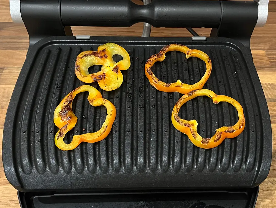 Ein wichtiges Kaufargument: der umfangreichere manuellen Modus des OptiGrill Plus. Damit grillt der Kontaktgrill jedes Gemüse ideal. Gegrillte Paprika auf der Grillfläche des Kontaktgrills: der umfangreichere manuellen Modus des OptiGrill Plus. Damit grillt der Kontaktgrill jedes Gemüse ideal.
