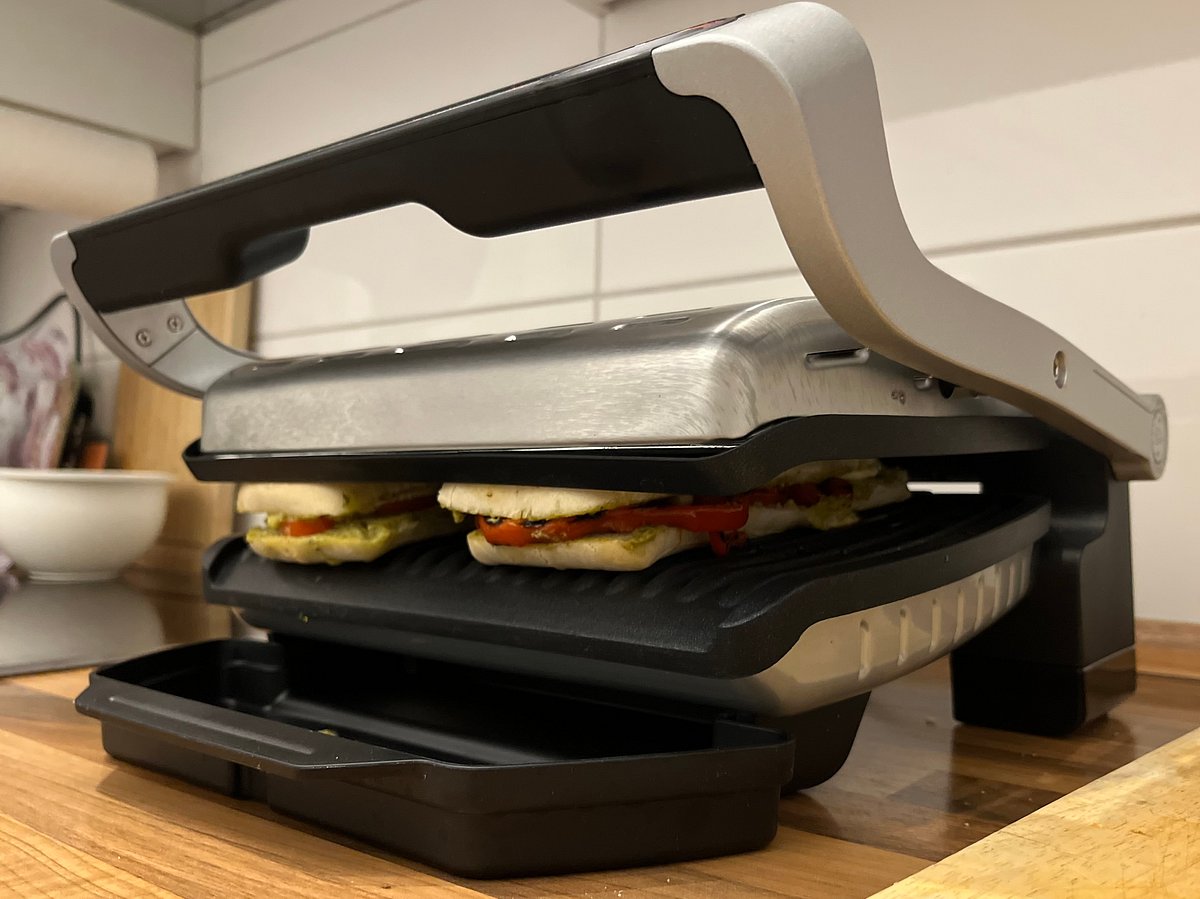 In meinem Test passen zwei bis drei Panini gleichzeitig auf den OptiGrill+