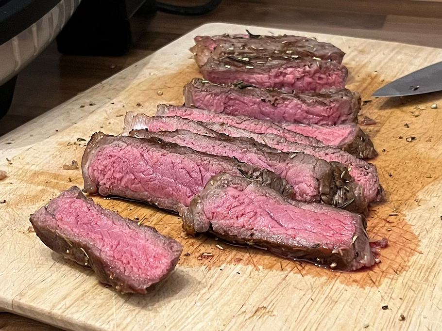 Die intelligenten Grillfunktion des OptiGrill+ funktioniert in meinem Test hervorragend. Mein Steak ist wunderbar gegrillt und rosa in der Mitte. Mein Steak ist wunderbar gegrillt und rosa in der Mitte.