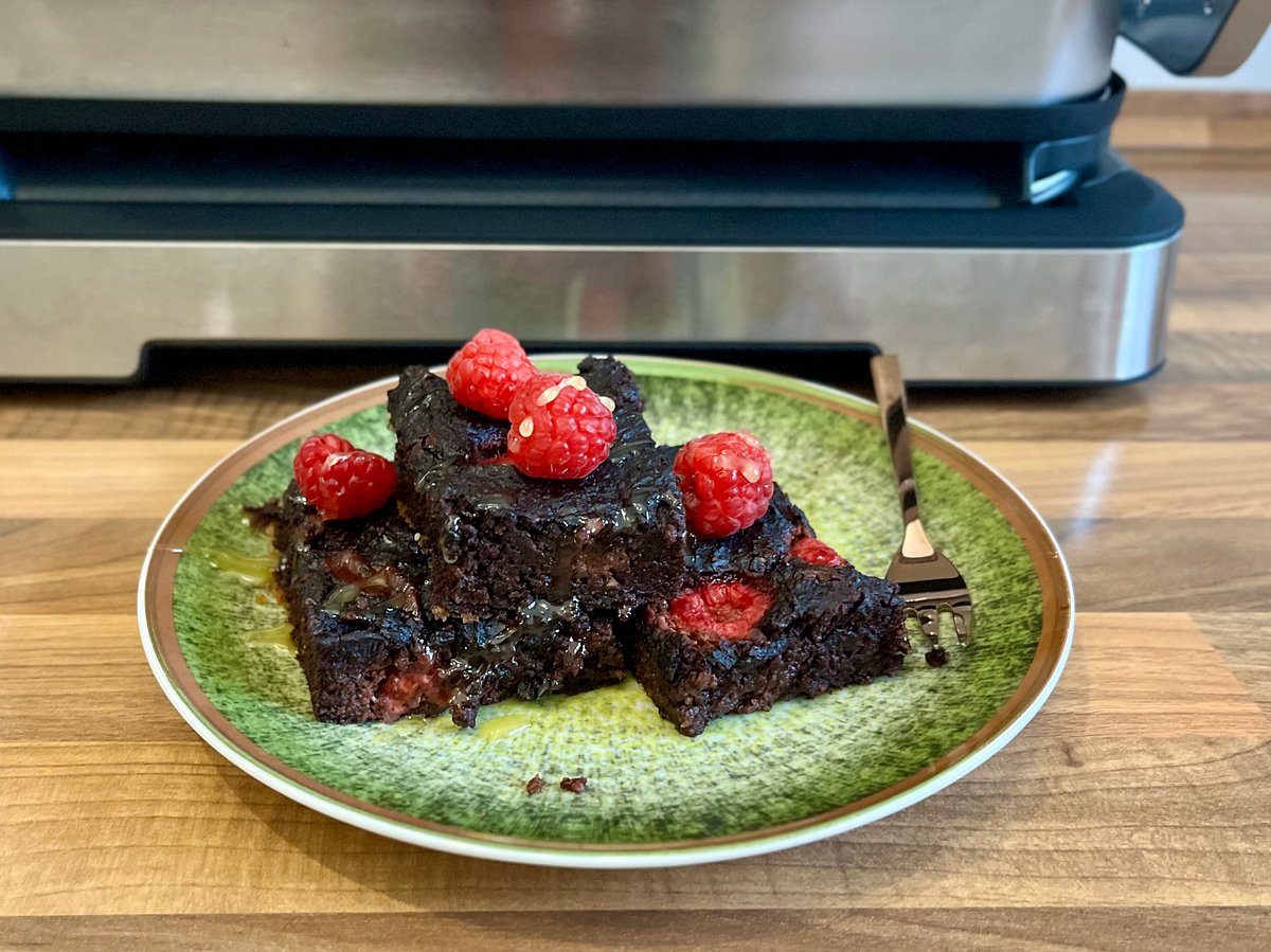 Ein leckerer Schokoladenkuchen mit Himbeeren aus dem Kontaktgrill: Durch die Backschale kann ich mit dem Optigrill+ auch backen