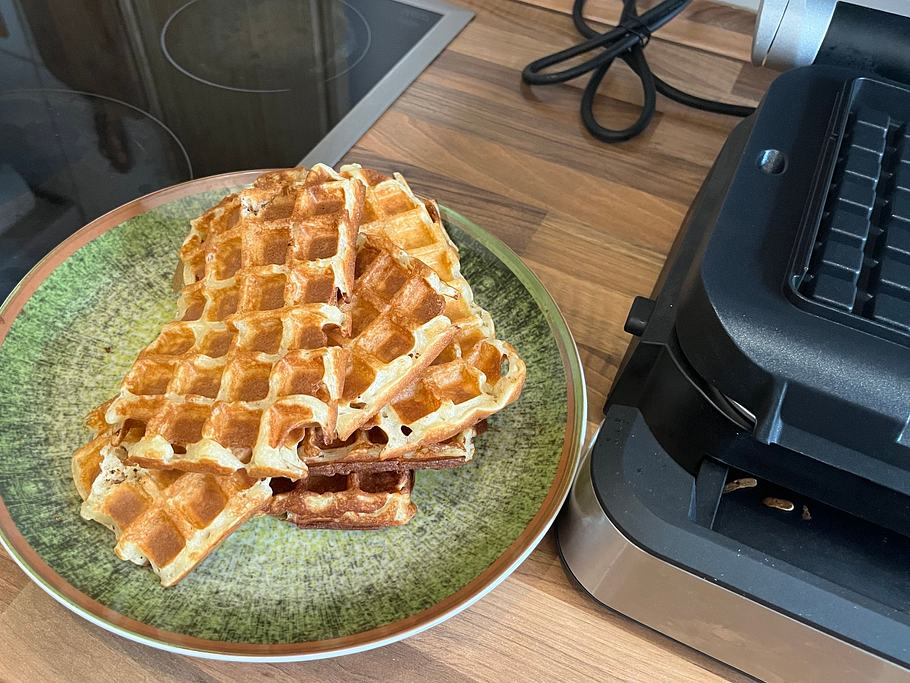 Noch ein beliebtes Zubehör für die Tefal OptiGrills: die Waffelplatten mit Platz für zwei bis drei Waffeln. Leckere Belgische Waffeln, die ich mit den Waffelplatten für den Tefal OptiGrill im Kontaktgrill gebacken habe.