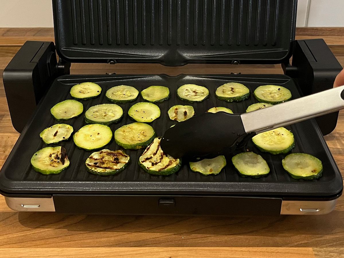 Die dünnen Zucchini-Scheiben gelingen nicht gut auf dem WMF Lono Kontaktgrill 2-in-1. Die Oberseite bekommt keine Grillstreifen. 