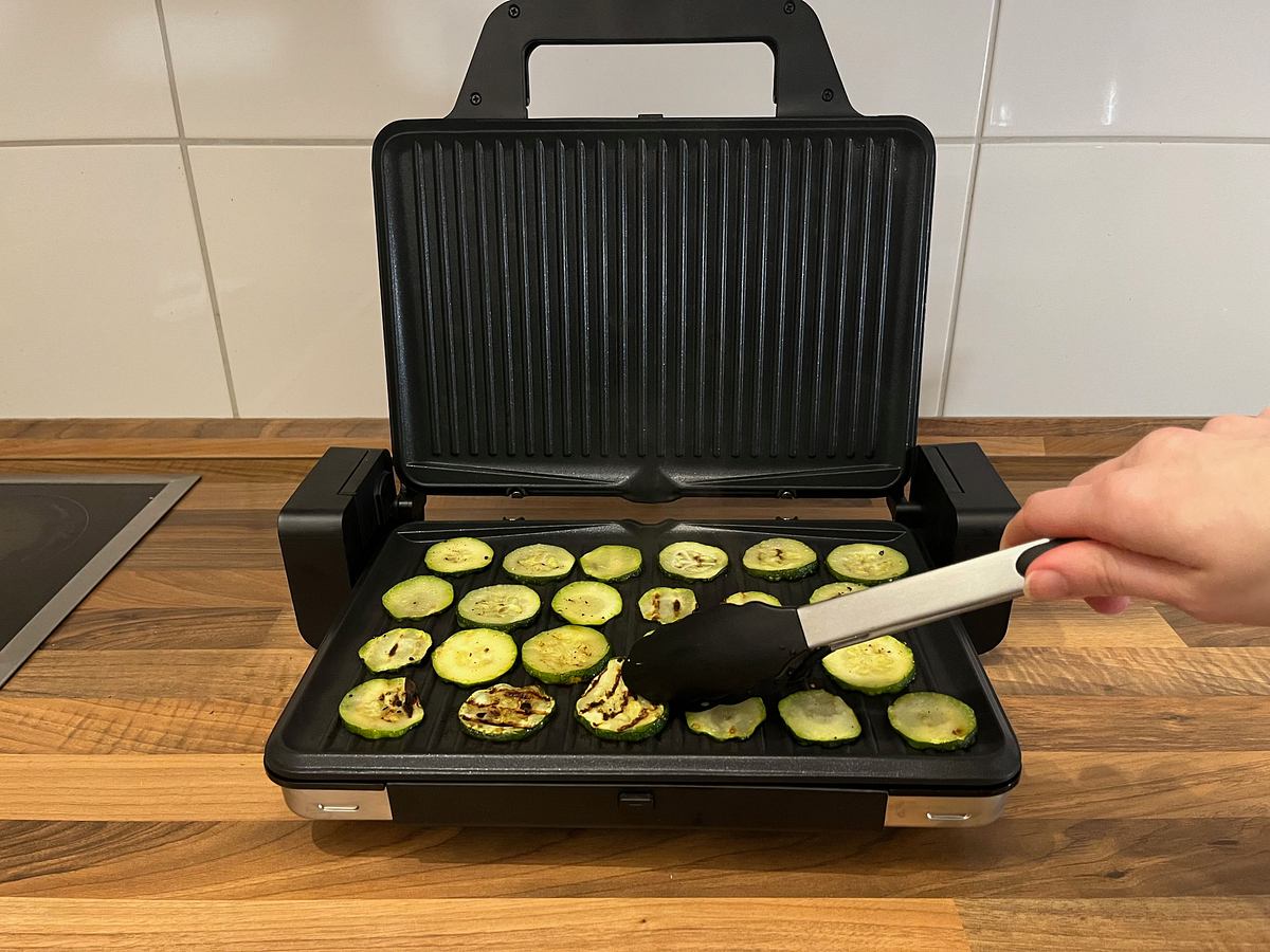 Die dünnen Zucchini-Scheiben gelingen nicht gut auf dem WMF Lono Kontaktgrill 2-in-1. Die Oberseite bekommt keine Grillstreifen. 