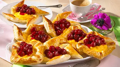 Kopenhagener mit Vanillepudding und Kirschkompott Rezept - Foto: LECKER @ Bauer Media Group
