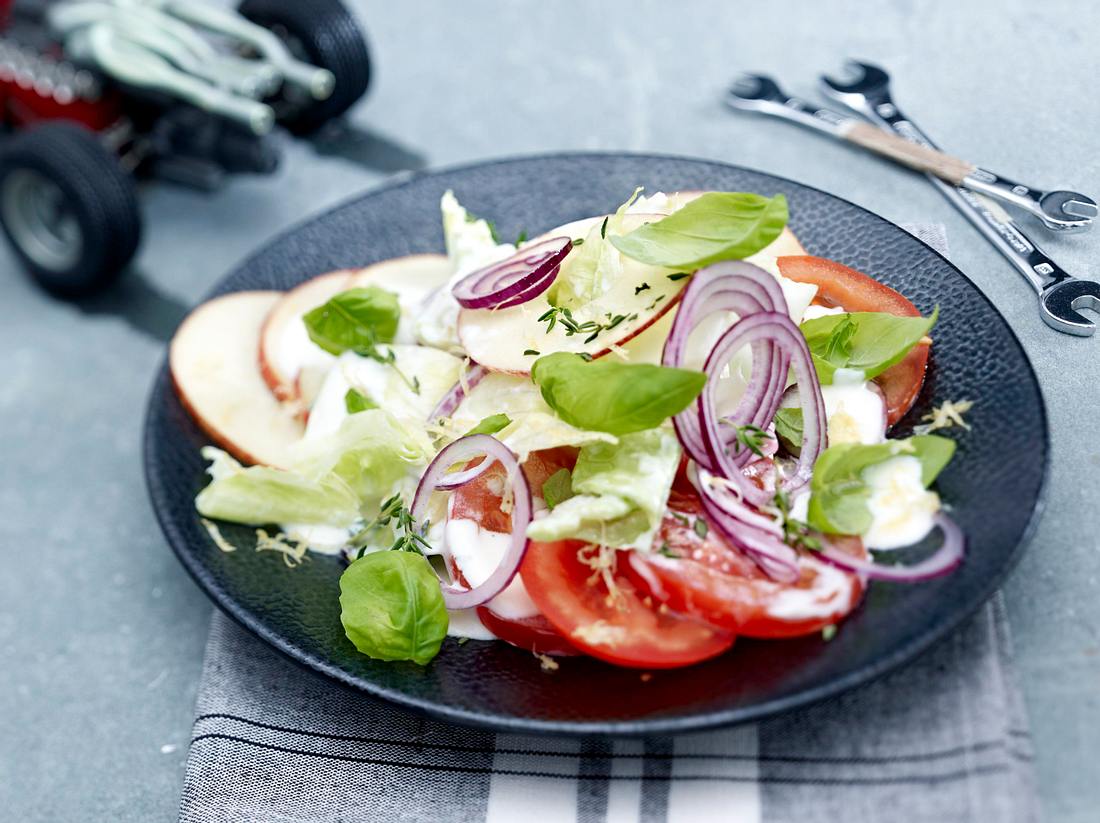 Kopfsalat mit Apfel und Joghurt-Kräuter-Dressing Rezept | LECKER