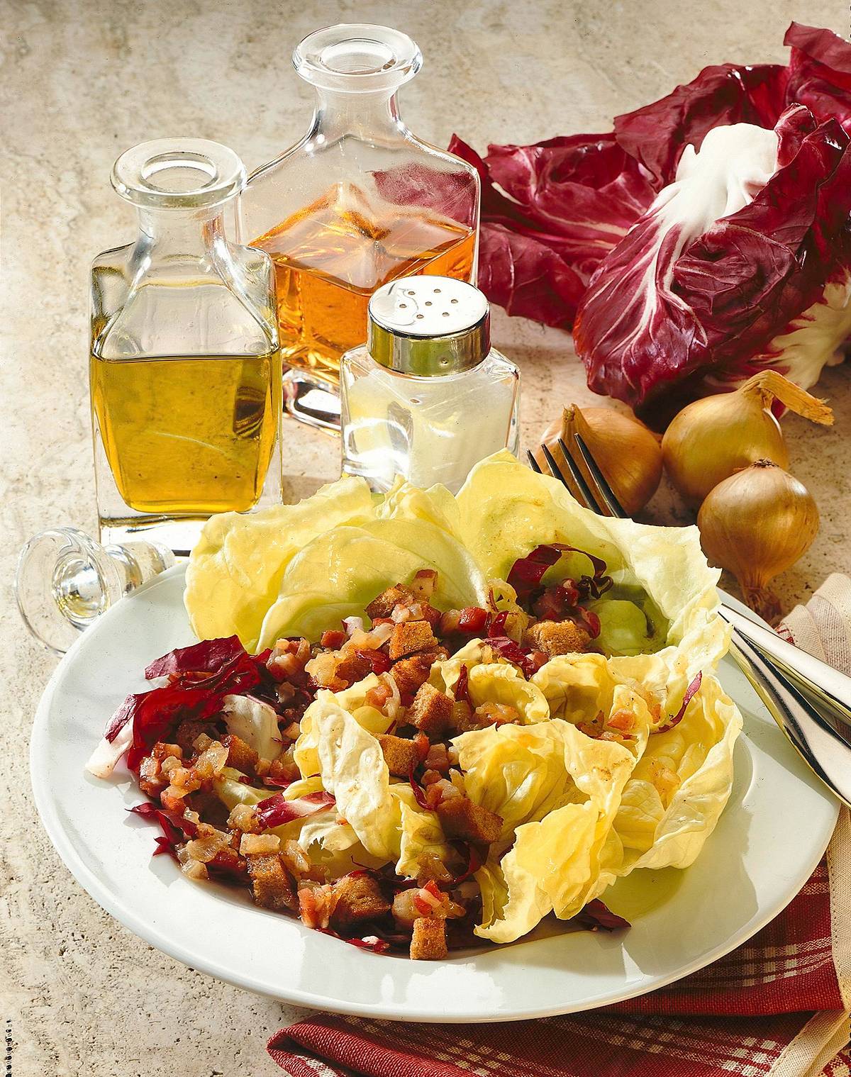 Kopfsalat mit Speck-Zwiebel-Soße Rezept