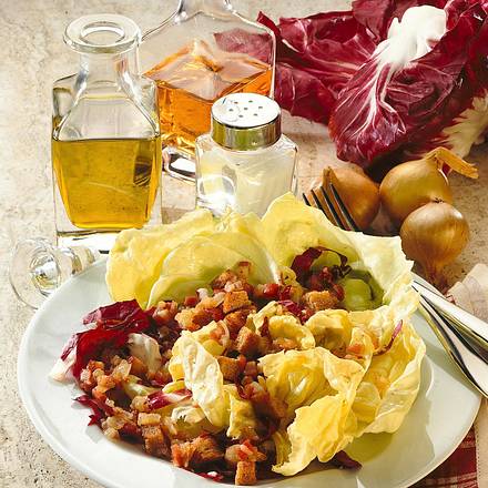 Kopfsalat mit Speck-Zwiebel-Soße Rezept Kopfsalat mit Speck-Zwiebel-Soße Rezept