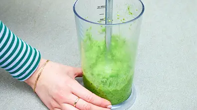 Pesto mit Stabmixer püriert - Foto: LECKER @ Bauer Media Group