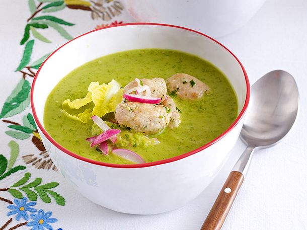 Kopfsalatsuppe mit Radieschen-Grün und Kalbfleischklößchen Rezept