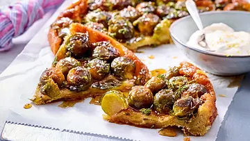 Die Rosenkohl-Tarte ist knusprig gebacken und man erkennt das Karamell. - Foto: LECKER @ Bauer Media Group Die Rosenkohl-Tarte ist knusprig gebacken und man erkennt das Karamell. - Foto: LECKER @ Bauer Media Group