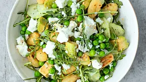 Bunter Gurkensalat mit gebratenen Gnocchi, Erbsen, Rucola und zerbröseltem Feta auf einem weißen Keramikteller. - Foto: Simone Neufing/MOE‘S QUICK & EASY FOOD Bunter Gurkensalat mit gebratenen Gnocchi, Erbsen, Rucola und zerbröseltem Feta auf einem weißen Keramikteller. - Foto: Simone Neufing/MOE‘S QUICK & EASY FOOD