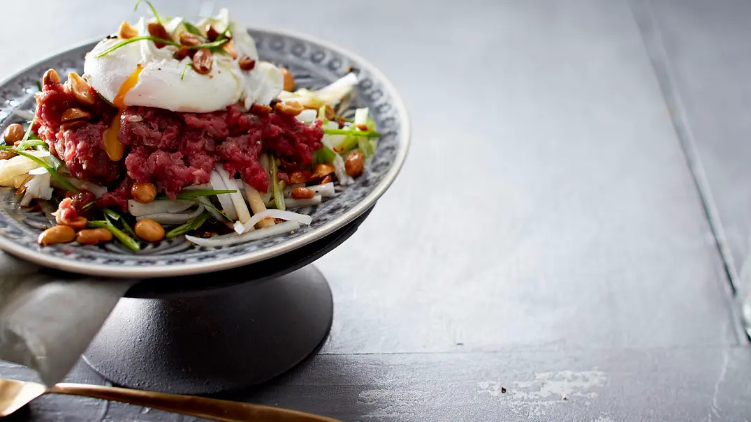 Koreanisches Tatar mit pochiertem Ei Rezept - Foto: LECKER @ Bauer Media Group Koreanisches Tatar mit pochiertem Ei Rezept - Foto: LECKER @ Bauer Media Group