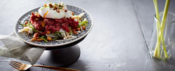 Koreanisches Tatar mit pochiertem Ei Rezept Koreanisches Tatar mit pochiertem Ei Rezept