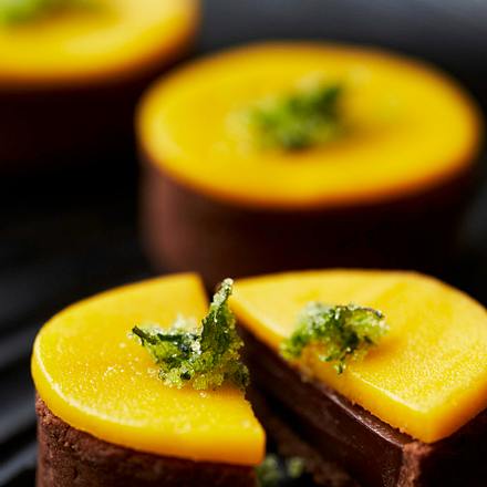 Koriander-Schoko-Tarte mit Mango Rezept Koriander-Schoko-Tarte mit Mango Rezept