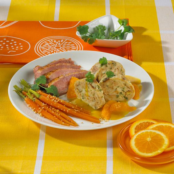 Koriander-Serviettenknödel mit Entenbrust und Orangen-Meerettichsoße Rezept Koriander-Serviettenknödel mit Entenbrust und Orangen-Meerettichsoße Rezept