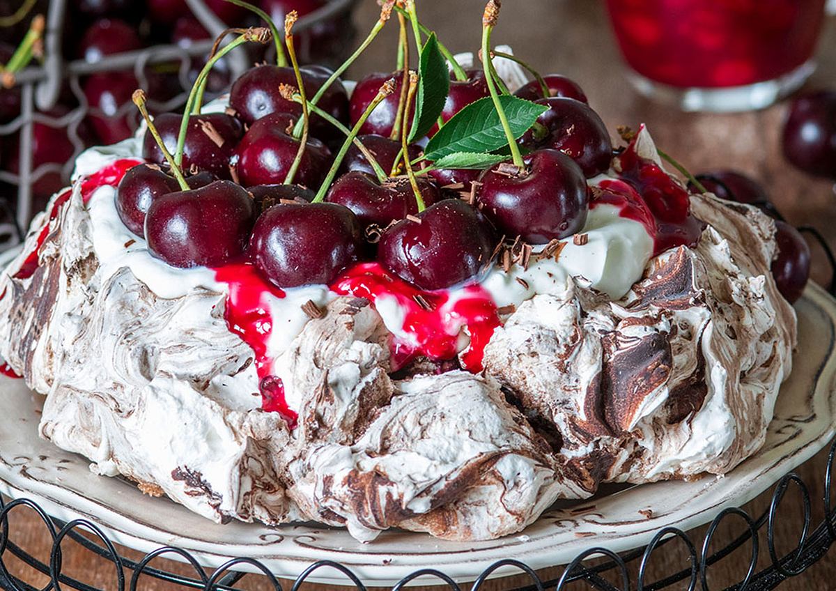 Kostbare Kirschsymbiose auf feiner Pavlova mit Nugat-Swirl Rezept