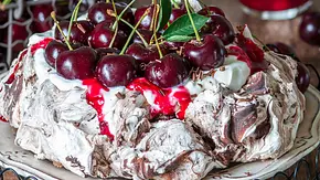 Kostbare Kirschsymbiose auf feiner Pavlova mit Nugat-Swirl Rezept - Foto: shutterstock Kostbare Kirschsymbiose auf feiner Pavlova mit Nugat-Swirl Rezept - Foto: shutterstock