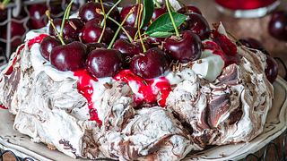 Kostbare Kirschsymbiose auf feiner Pavlova mit Nugat-Swirl Rezept - Foto: shutterstock