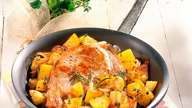 Kotelett mit Kräuter-Kartoffeln Rezept - Foto: LECKER @ Bauer Media Group
