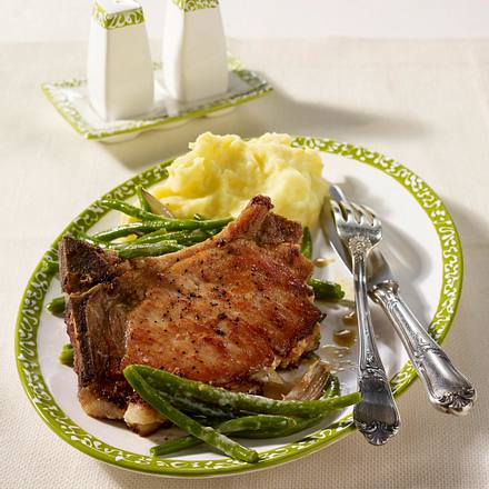 Kotelett mit Meerrettich-Frischkäse-Füllung zu gestoften Speckbohnen und Kartoffelpüree Rezept Kotelett mit Meerrettich-Frischkäse-Füllung zu gestoften Speckbohnen und Kartoffelpüree Rezept