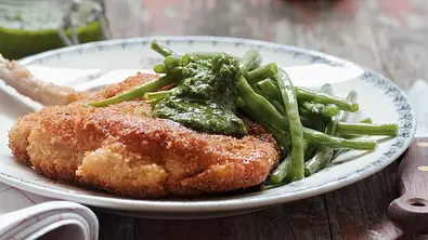 Kotelett mit Parmesankruste und Pesto Rezept - Foto: LECKER @ Bauer Media Group
