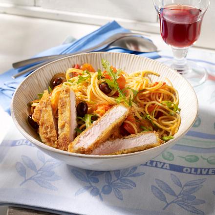 Kotelett mit Parmesankruste zu Nudeln mit Tomaten-Oliven-Soße und Rauke Rezept Kotelett mit Parmesankruste zu Nudeln mit Tomaten-Oliven-Soße und Rauke Rezept