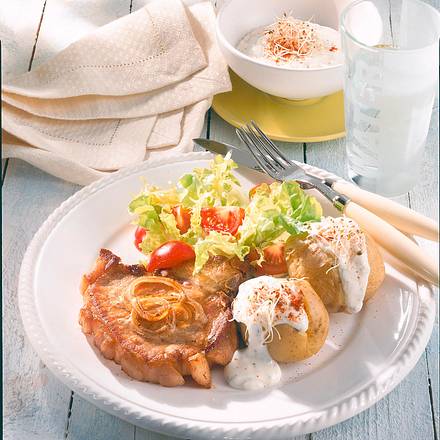 Kotelett mit Pellkartoffeln und Salat Rezept Kotelett mit Pellkartoffeln und Salat Rezept