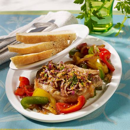 Kotelett mit Pfeffer-Petersilienkruste auf buntem Paprikagemüse Rezept Kotelett mit Pfeffer-Petersilienkruste auf buntem Paprikagemüse Rezept