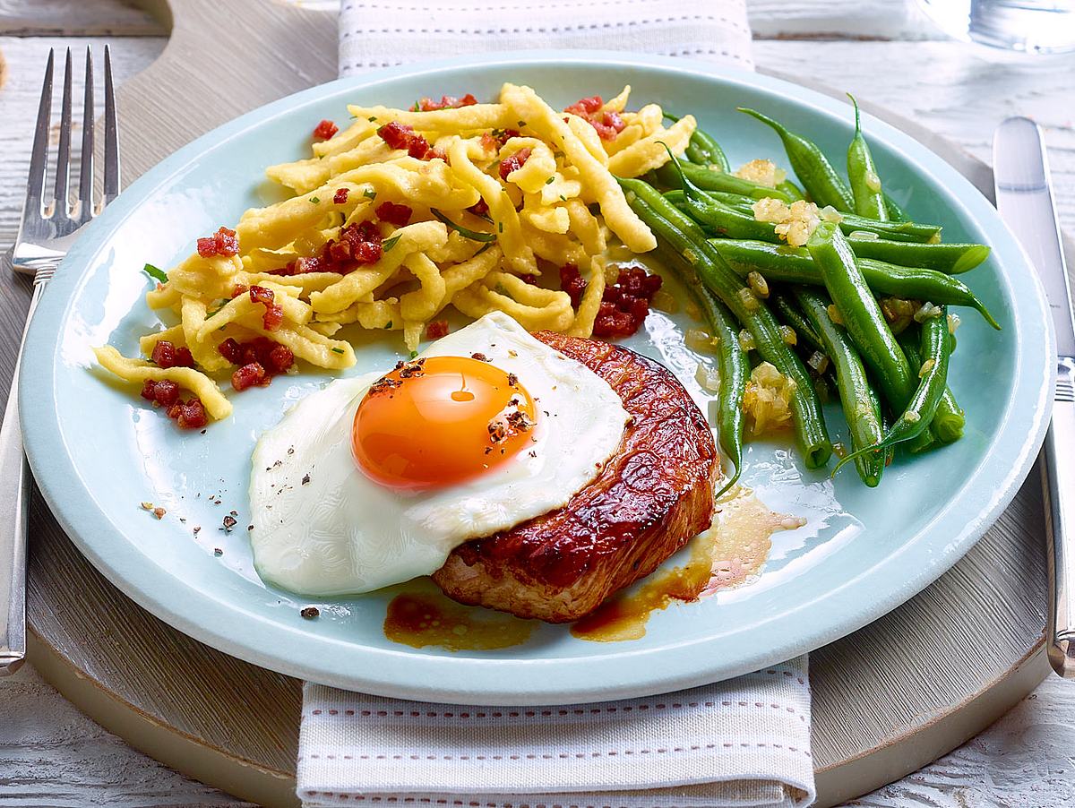 Kotelett mit Spiegelei zu Bohnen-Spätzle Rezept