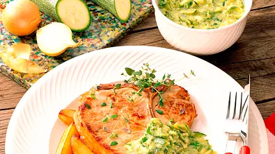Kotelett mit Zucchini-Soße und Kartoffeln Rezept - Foto: LECKER @ Bauer Media Group
