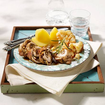 Kotelett-Roulade mit Rosmarin-Haselnuss-Füllung zu Blumenkohl mit Bröselbutter Rezept Kotelett-Roulade mit Rosmarin-Haselnuss-Füllung zu Blumenkohl mit Bröselbutter Rezept