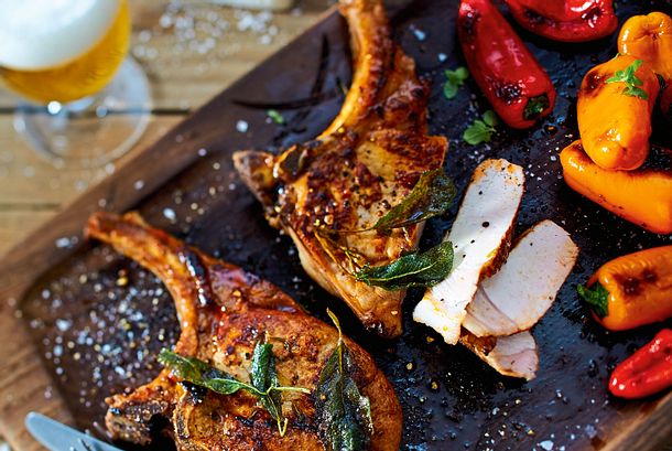 Kotelett vom Klosterschwein mit Salbei und Pflaumenmus Rezept Kotelett vom Klosterschwein mit Salbei und Pflaumenmus Rezept