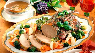 Kotelettbraten mit Gemüse und Pesto-Kruste Rezept - Foto: LECKER @ Bauer Media Group