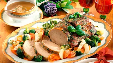Kotelettbraten mit Gemüse und Pesto-Kruste Rezept - Foto: LECKER @ Bauer Media Group