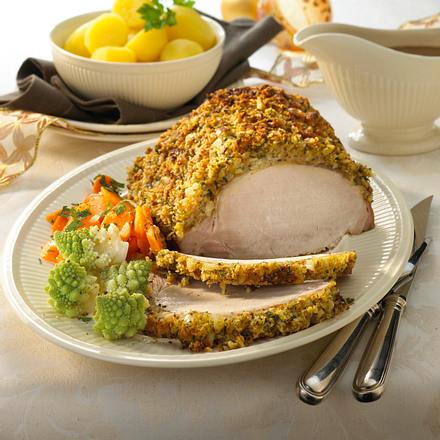 Kotelettbraten mit Macadamia-Kruste zu Romanesco und Butter-Möhren Rezept Kotelettbraten mit Macadamia-Kruste zu Romanesco und Butter-Möhren Rezept