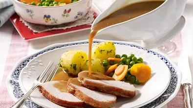 Kotelettbraten mit Weißwein-Sahne-Soße Rezept - Foto: LECKER @ Bauer Media Group